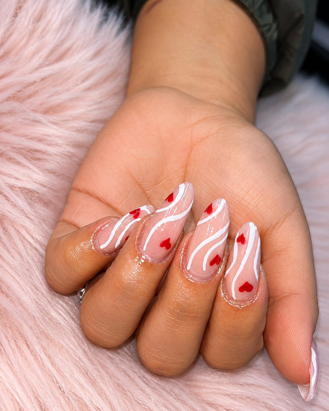 Corazones rojos sobre blanco