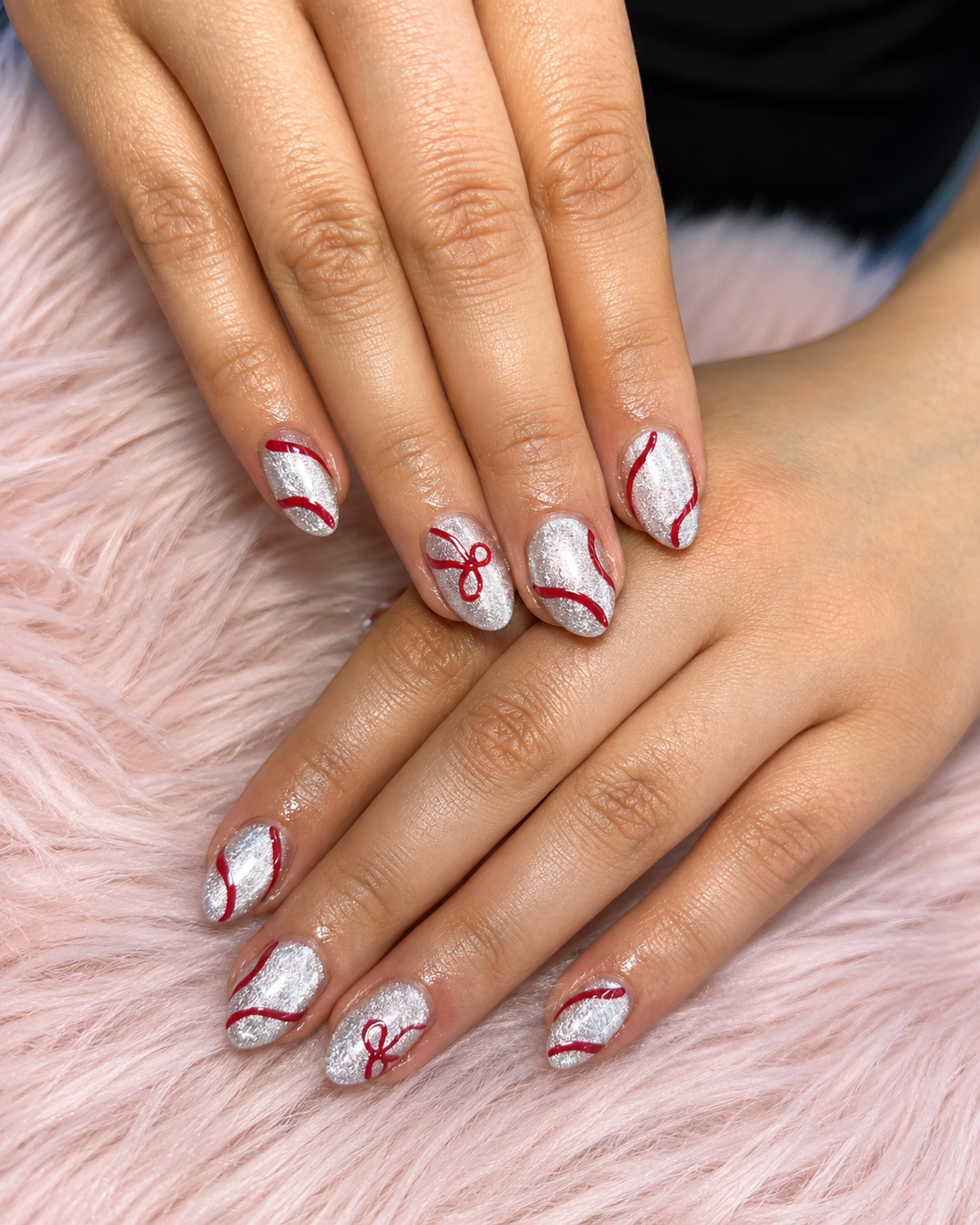 Plateado con moños rojos navideños