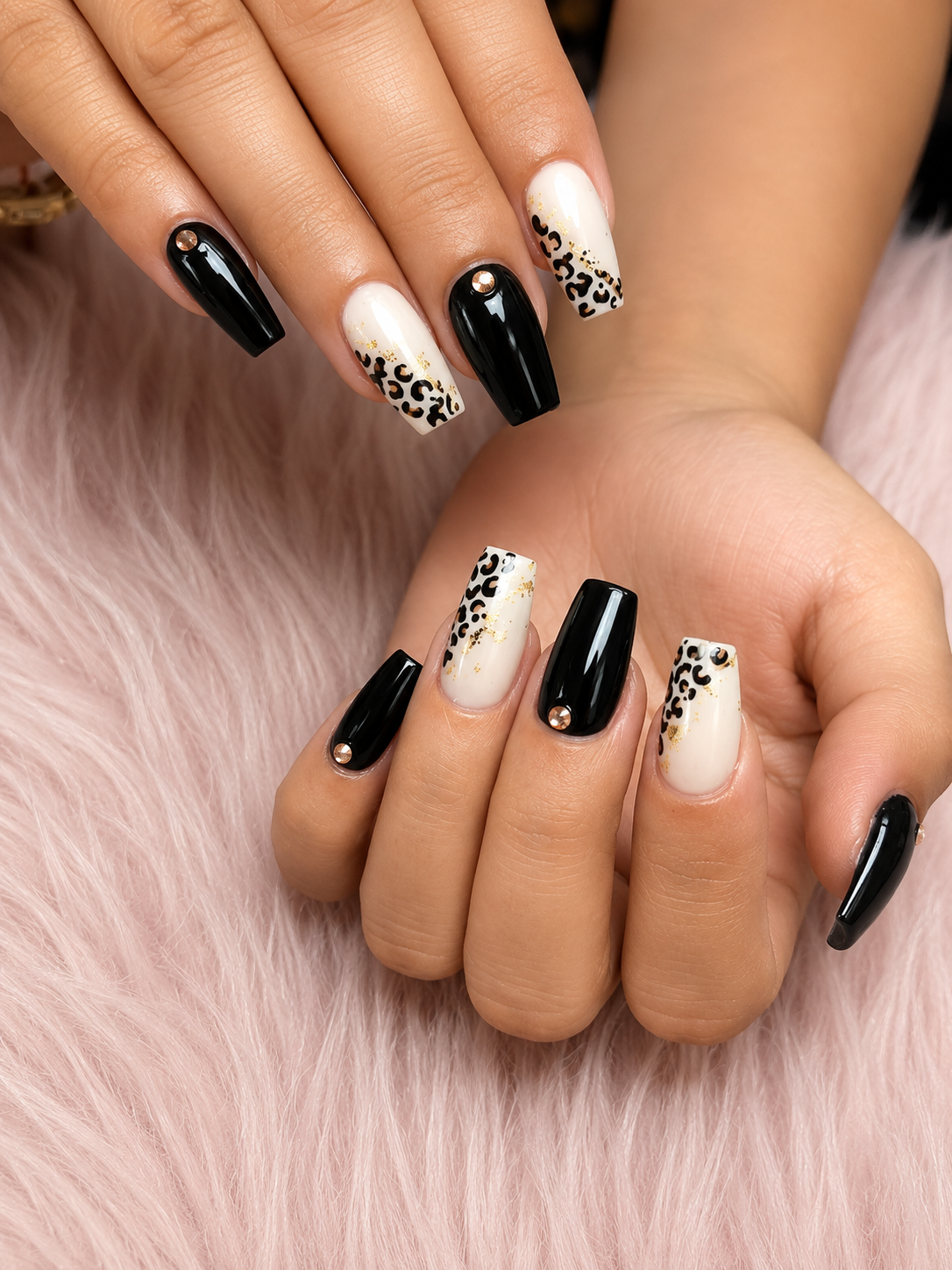 Negro leopardo con detalles dorados