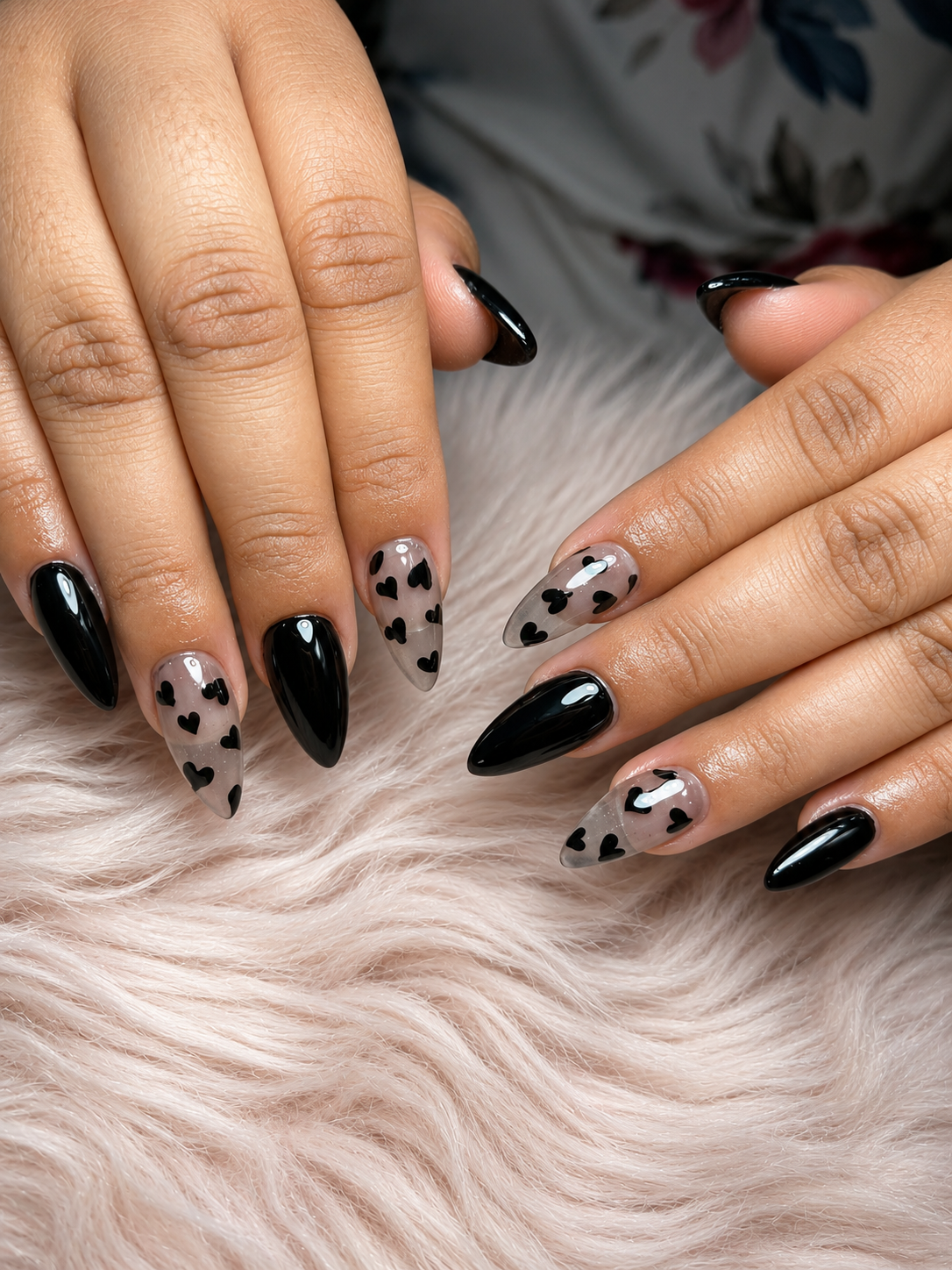 Negro con corazones transparentes